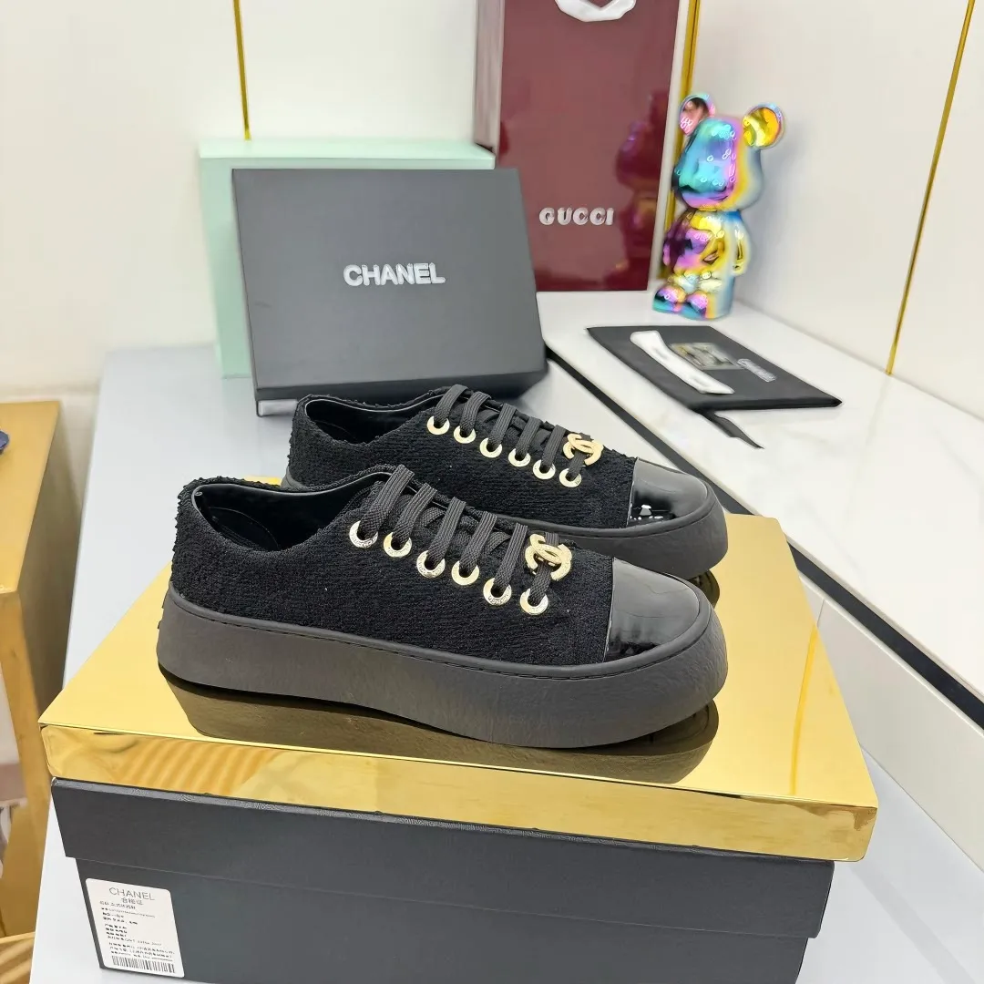 👟👟Ex-factory price 520👟👟 Top-quality cloth-covered version, original quality! ! ! Chanel Chanel - 2025 biscuit shoes, the top casual sports shoes in the counter, this classic design; the upper is electro-embroidered with a variety of craftsmanship; the outsole is fashionable and sporty; the extraordinary inclusion of a variety of color elements... The diversified mix and match is very good-looking and versatile, casual, fashionable, sports, and outdoor can be taken into account... ꫛꫀꪝ Go➫ Material: ❶Upper: Original first-layer cowhide ❷Inner: Sheepskin ❸Outsole is based on: Original TPU combination outsole. Full set of boutique packaging for women 35–40-41. Customized. Non-refundable. 👉
